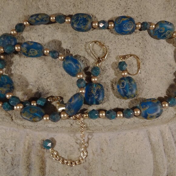 Hand-crafted artisanal necklace/earring set in moondust blue with Picasso finish - Picture 7 of 8